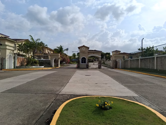 SE VENDE CASA EN DORADO SPRING – EXCLUSIVA RESIDENCIA EN COMUNIDAD CERRADA