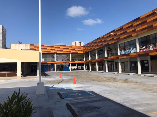 Venta de Local comercial en Brisas del Golf    AK