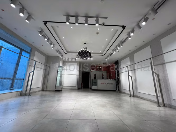 Venta de Local comercial en Brisas del Golf    AK