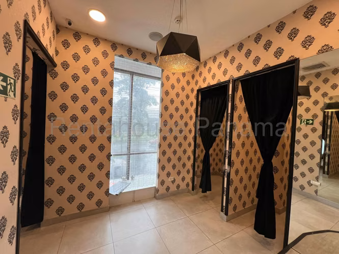 Venta de Local comercial en Brisas del Golf    AK
