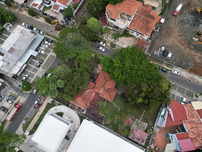 Venta de Terreno con Casa en Obarrio, en Esquina de 2,056m²