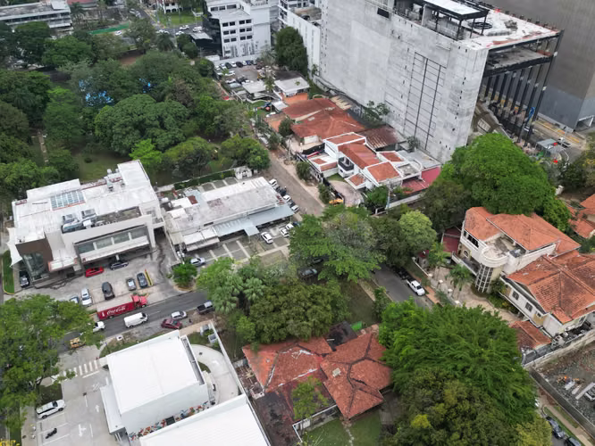 Venta de Terreno con Casa en Obarrio, en Esquina de 2,056m²