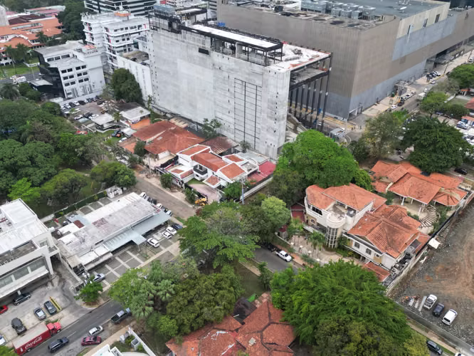 Venta de Terreno con Casa en Obarrio, en Esquina de 2,056m²