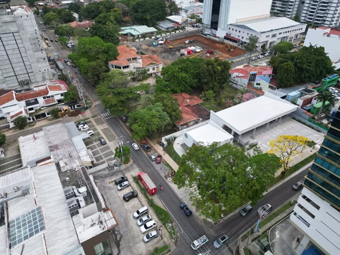 Venta de Terreno con Casa en Obarrio, en Esquina de 2,056m²