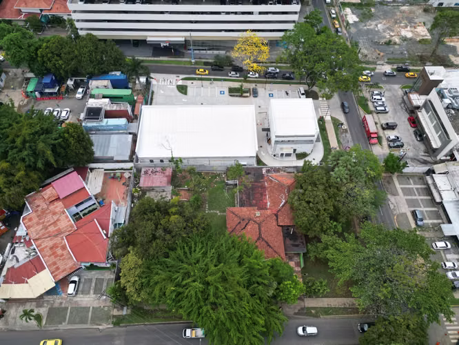 Venta de Terreno con Casa en Obarrio, en Esquina de 2,056m²