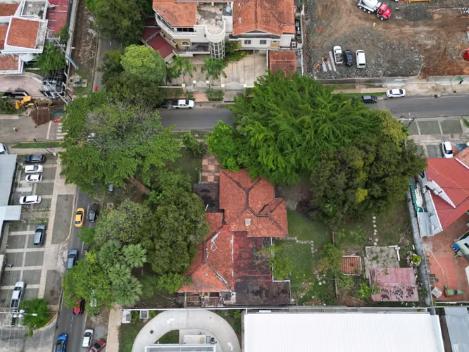 Venta de Terreno con Casa en Obarrio, en Esquina de 2,056m²