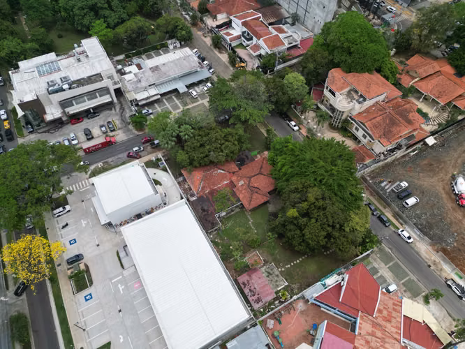 Venta de Terreno con Casa en Obarrio, en Esquina de 2,056m²