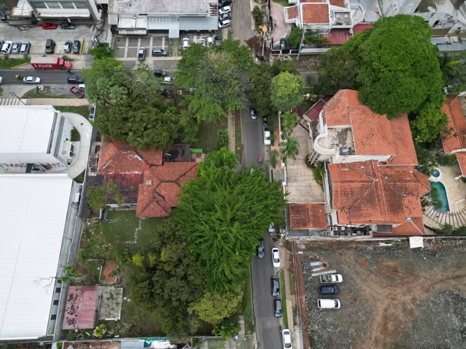 Venta de Terreno con Casa en Obarrio, en Esquina de 2,056m²