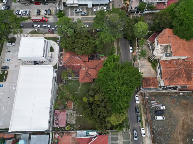 Venta de Terreno con Casa en Obarrio, en Esquina de 2,056m²