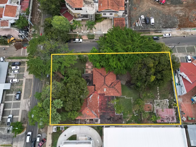 Venta de Terreno con Casa en Obarrio, en Esquina de 2,056m²