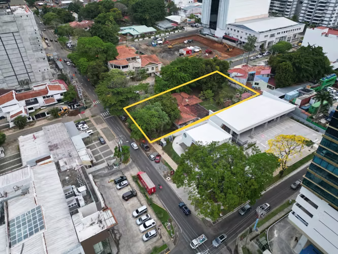 Venta de Terreno con Casa en Obarrio, en Esquina de 2,056m²