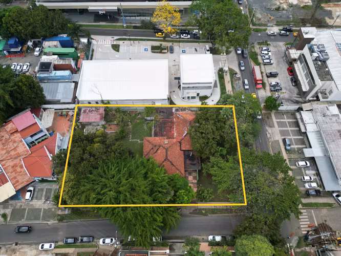 Land for sale with house in Obarrio, on a corner lot of 2,056m²