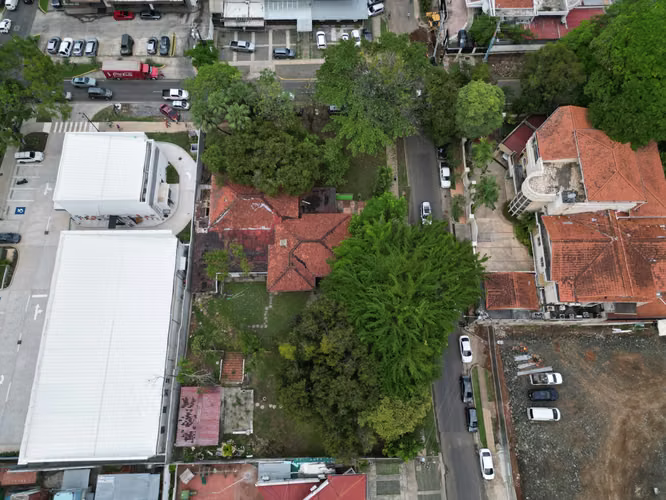Venta de Terreno con Casa en Obarrio, en Esquina de 2,056m²