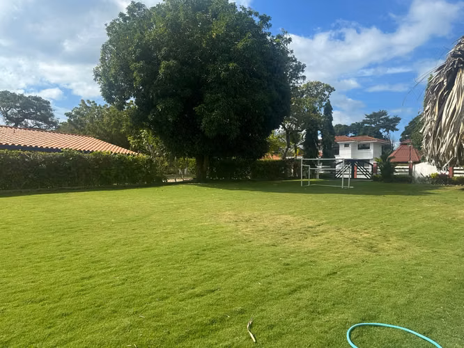 Casa en Venta en Coronado con 3,000 m², Piscina, Planta Solar y Amplio Jardín – $575,000