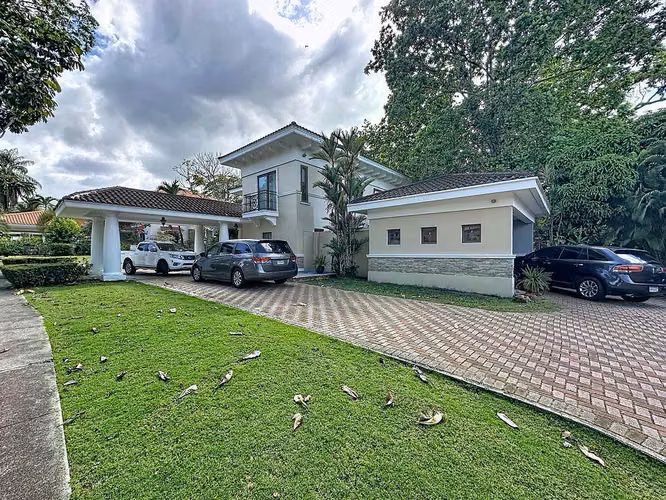 Luxury Single-Family Residence for Sale – Exclusive Forested Area