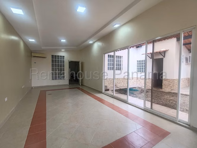 Venta de Amplia de Casa en Brisas del Golf Mts2: 262 PD