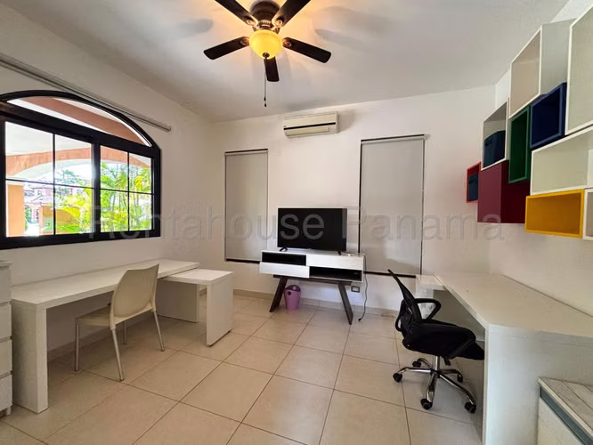 Amplia Casa en Costa Sur  El Doral en Venta Mts2: 421 PD