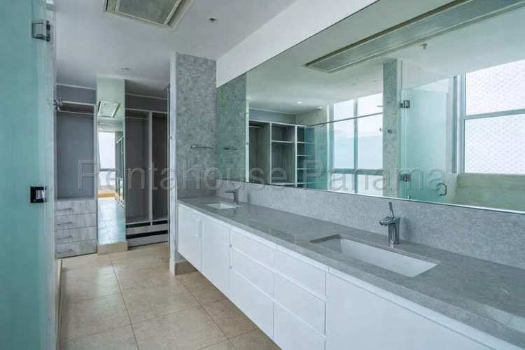 Venta de Apartamento Exclusivo en Primera linea en Costa del Este 26-5913SR