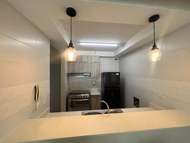 C25141 SE VENDE AMPLIO APARTAMENTO AMOBLADO (SIN CAMAS) EN PLAZA EDISON