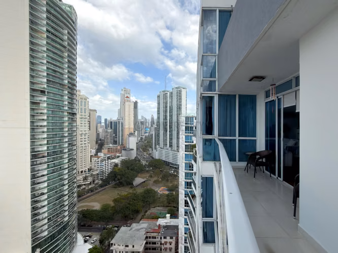 Apartamento en venta en Bella Vista Panamá – 270 m², dúplex con balcón y amplios espacios familiares
