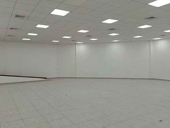 SE ALQUILA OFICINA CON BODEGA CALLE 50 - Imagen 2