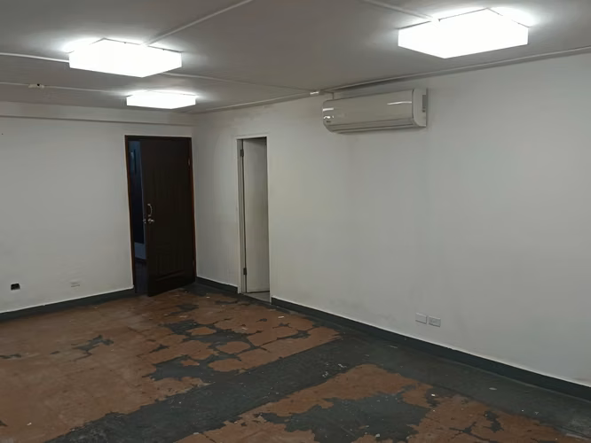 SE ALQUILA OFICINA CON BODEGA CALLE 50 - Imagen 7