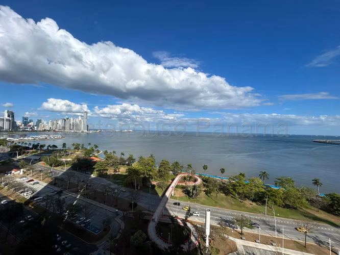 Se Vende Apartamento en Avenida Balboa VLU26-6492