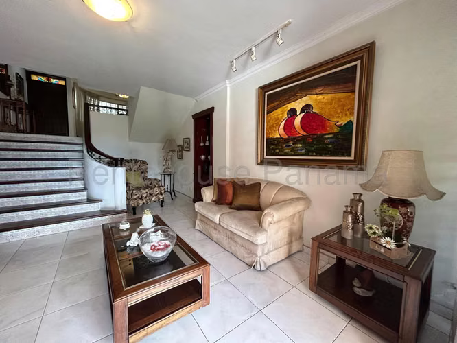 Casa Amplia y Familiar En Venta en Betania 26*6553Mfk