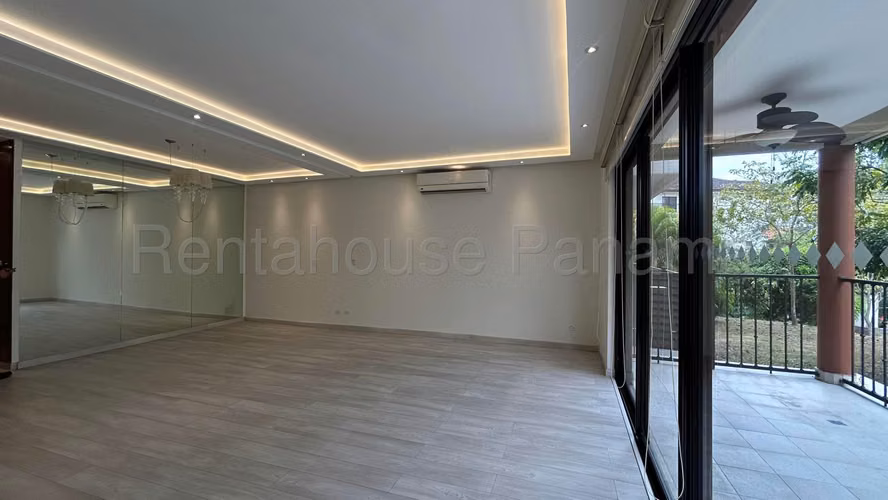 Alquiler de Apartamento en Clayton Ph Embassy Club Mts2: 292 PD