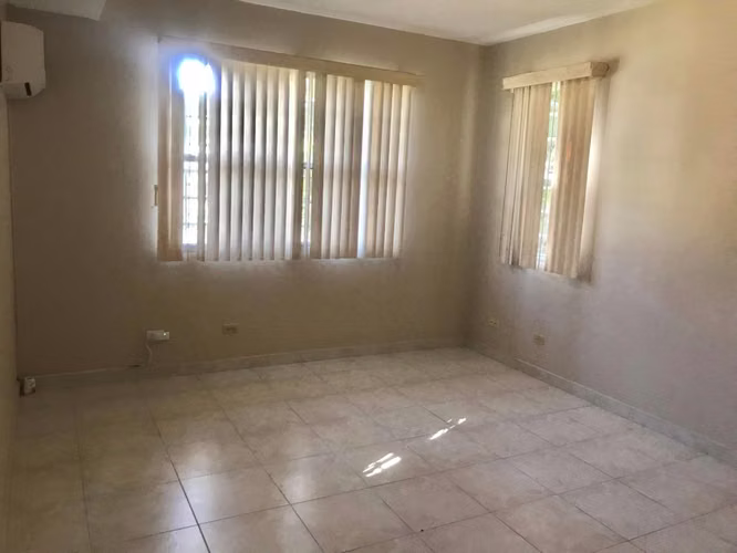 Amplia Casa en Venta en Brisas del Golf La Montañesa Mts2: 450 PD