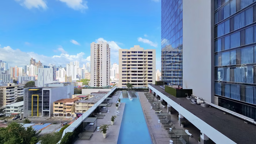 Increíble precio en Sortis Business Tower - Oficina de 105 m2 - Imagen 2