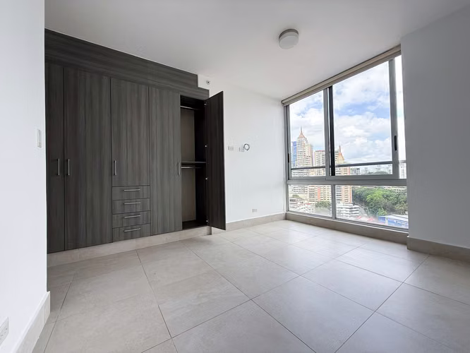 Vida Moderna en El Cangrejo: Apartamento de 2 Habitaciones con Balcón en Luxor 300