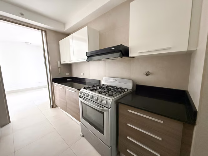 Vida Moderna en El Cangrejo: Apartamento de 2 Habitaciones con Balcón en Luxor 300