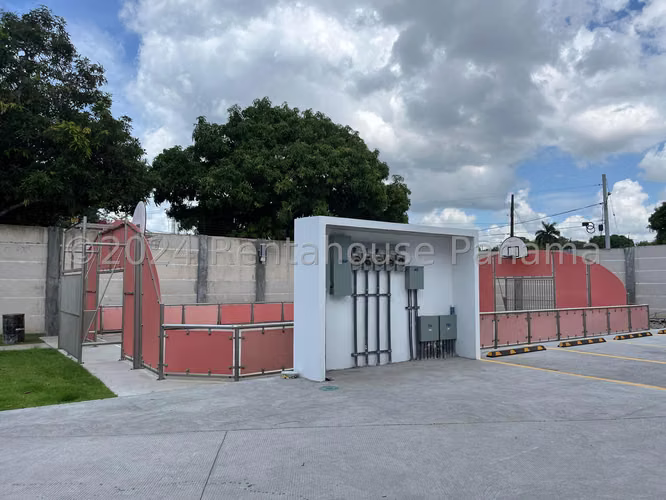 Se Vende Galera en Parque Lefevre LA26-3770