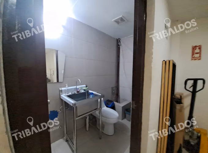 Venta de Local Comercial con Mezzanine en Los Andes Mall