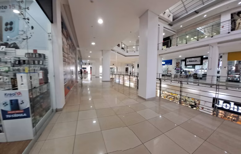 Venta de Local Comercial con Mezzanine en Los Andes Mall
