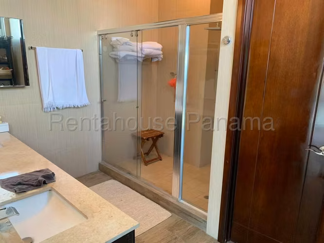 Se Vende Apartamento en Costa del Este LA26-5386