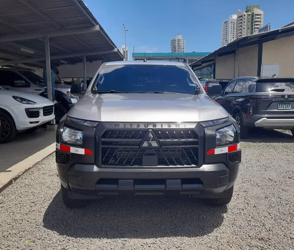 2025 Mitsubishi L200 - 4x4 - Impecable - Imagen 7