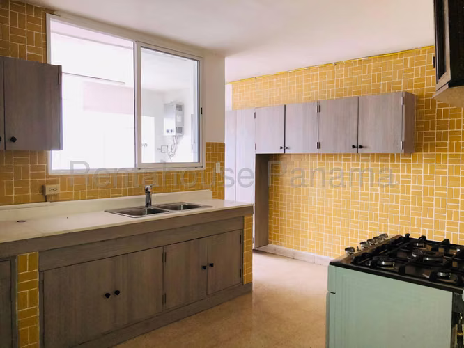 Vendo Apartamento Espacioso en PH La Reina, Obarrio 25-8510GG