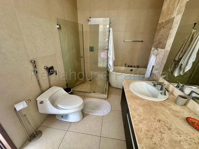 alquilo apartamento amoblado en avenida balboa rivage OF 26-3925