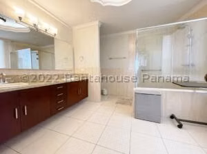 Venta de Apartamento con 312m2 en Avenida Balboa PH Condesa del Mar 26-6630SR