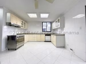 Venta de Apartamento con 312m2 en Avenida Balboa PH Condesa del Mar 26-6630SR