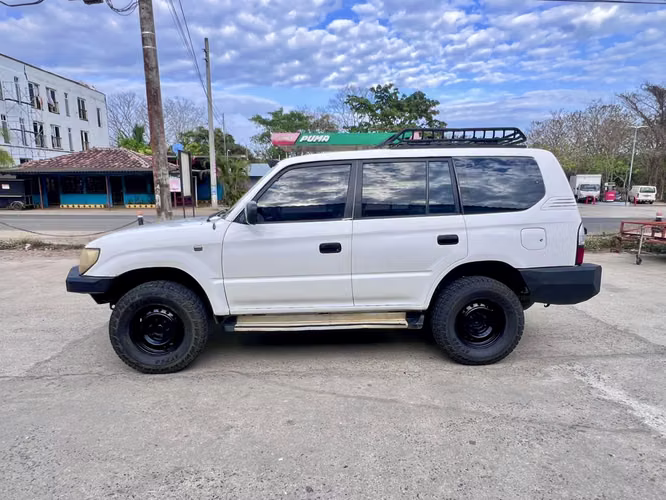 2002 Toyota Prado Diesel 4x4 en Pedasi
