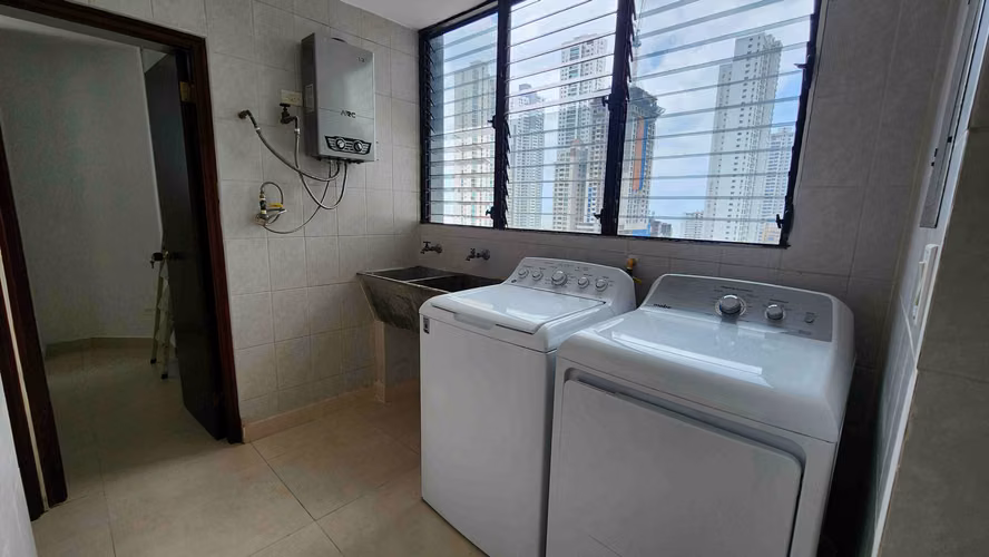 Se vende excelente apartamento recién remodelado. Inmejorable ubicación y magnífica vista