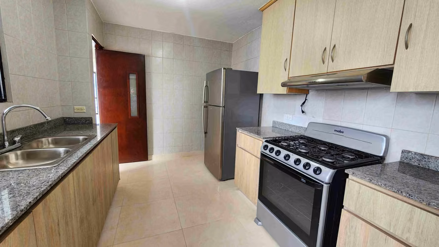 Se vende excelente apartamento recién remodelado. Inmejorable ubicación y magnífica vista