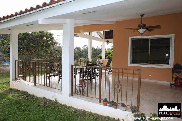 Casa Junto al Lago de 3 Recamaras en Venta - Brisas de Los Lagos