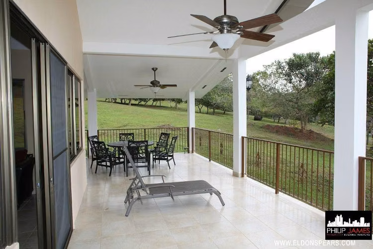 Casa Junto al Lago de 3 Recamaras en Venta - Brisas de Los Lagos