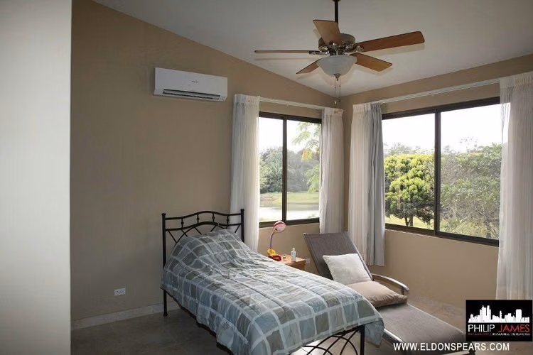 Casa Junto al Lago de 3 Recamaras en Venta - Brisas de Los Lagos