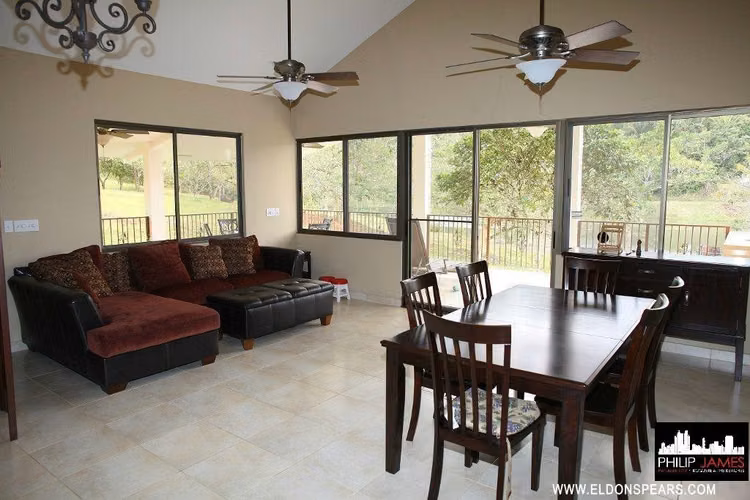Casa Junto al Lago de 3 Recamaras en Venta - Brisas de Los Lagos