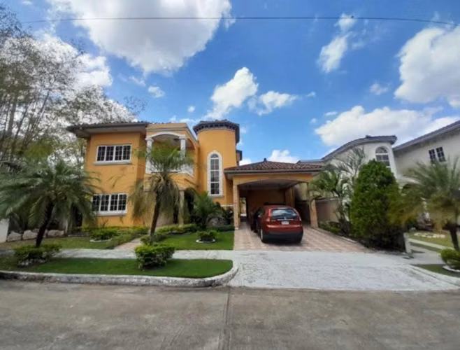Casa Unifamiliar en Altos de Panamá / PH. Rain Forest Villas /  4 recámaras / piscina / $550,000.